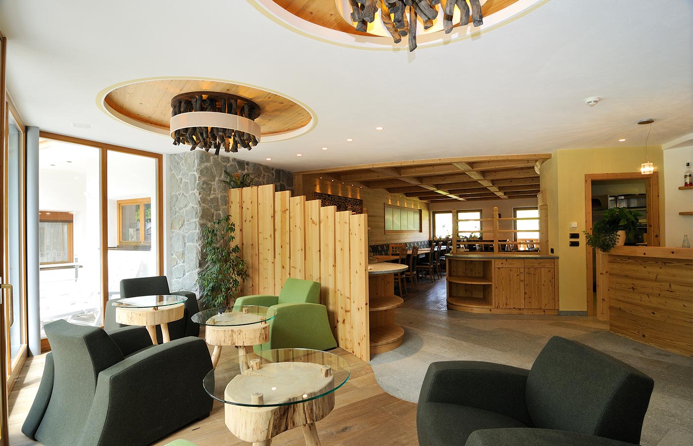 die Bar des Hotel Dlaces, bequeme Sessel in Grüntönen in einem modernen Ambiente aus Holz